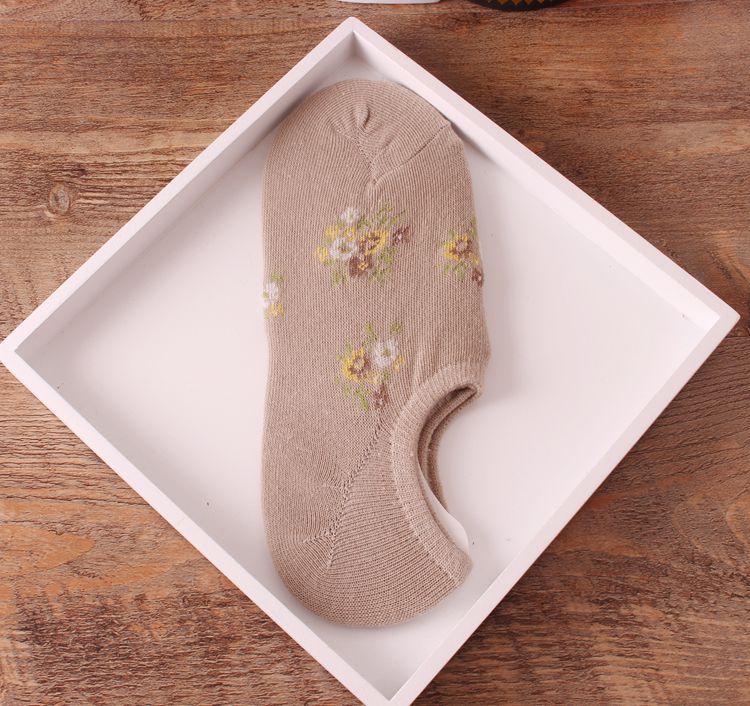 ถุงเท้ารองส้นน่ารัก ลายดอกไม้น่ารัก สีน้ำตาลอ่อน